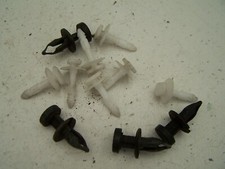 Grand voyager plastic fixing clips (2004-2007)