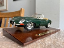 Bburago 1:18 Jaguar E-Type Cabriolet (1961) – Diecast Model Car with Display Sta