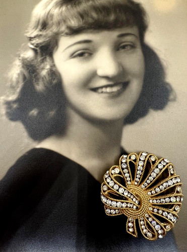 Gorgeous trifari signed brooch - signed,