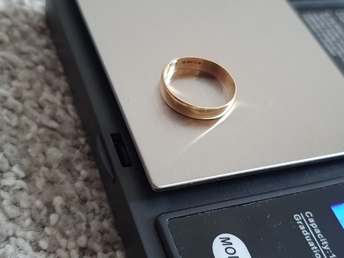 9ct gold band ring - 9ct,