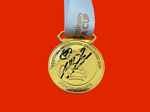 Signed daniel munoz - munoz, crystal