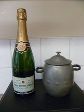 AN ANTIQUE, HAND HAMMERED PEWTER TOBACCO JAR. AN ANTIQUE PEWTER TOBACCO JAR.