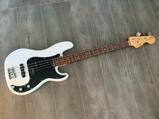 SQUIER P BASS, SQUIER