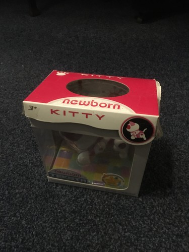 Teksta newborn kitty opened - kitty,