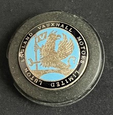 VAUXHALL MOTORS VINTAGE BAKERLITE ENAMEL CAR STEERING WHEEL CENTRE BADGE EMBLEM