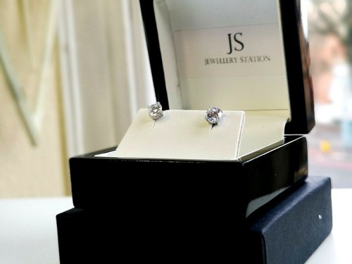 White gold finished round cut - gold,