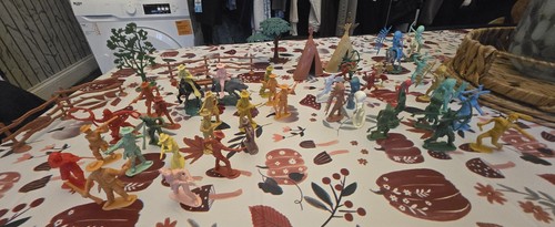 Plastic cowboys indians - , &