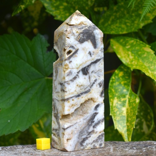 Sphalerite druzy quartz - sphalerite, tower