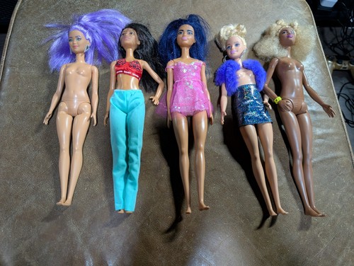 Bundle barbies dolls - of,