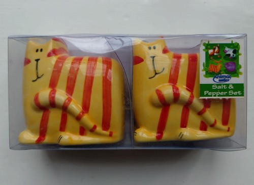 Vintage novelty salt - salt, pepper