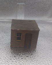 Small Outhouse / Lean To,  unsure of make - 00 Gauge