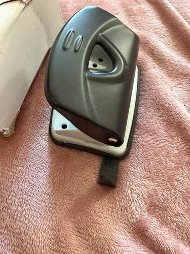 Heavy duty hole punch