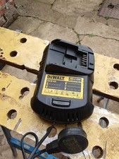 DEWALT DCB105 BATTERY CHARGER