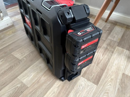 Milwaukee m18 battery - milwaukee, holder