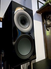 Kef R3 (non Meta) Stereo HiFi speakers Gloss Black Finish inc Stands