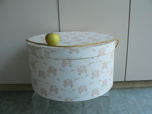 Vintage large hat - large, storage
