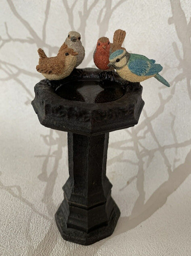 Birdbath with birds 1060 - 4,