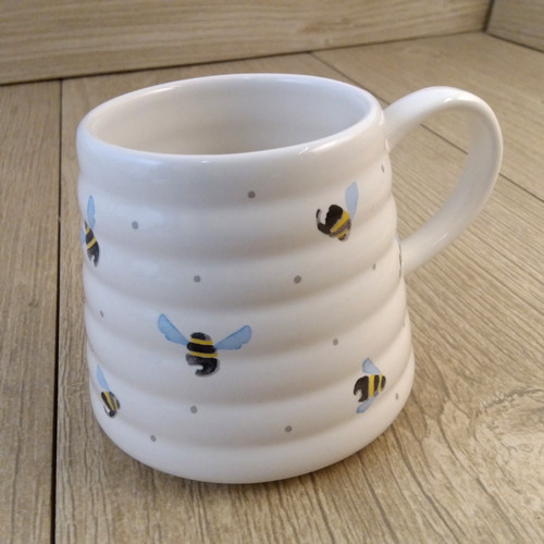 Sweet bee hug - sweet,