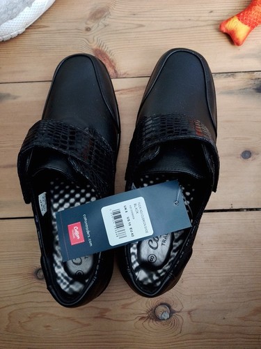 Nwt ladies black flat shoes - black,