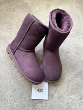 GENUINE UGG BOOTS W ESSENTIAL