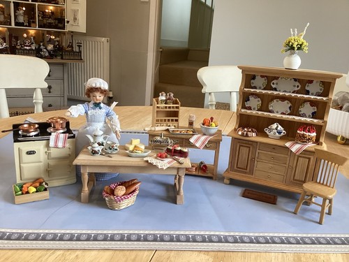 Dolls house scale - dolls,