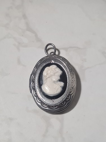 Silver tone metal opening - tone,