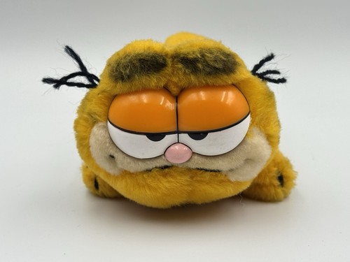 Dakin garfield lying down - co,