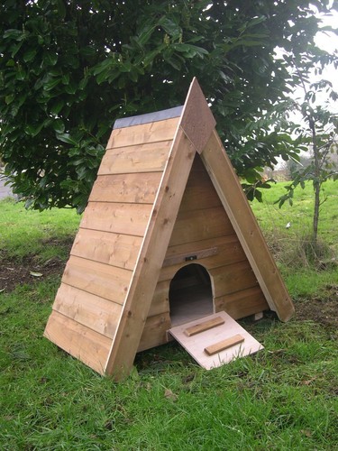 Freestanding triangular duck - freestanding,