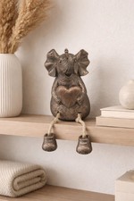 Tuskers, bronze sitting