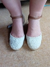 Mantaray Size 7 Cream Low Wedge Sandals Canvas