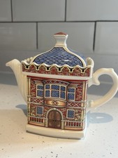 Sadler Teapot “Elizabethan House” English Country House #4439 Staffordshire 