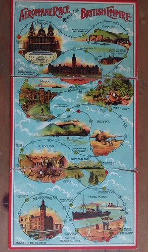 Vintage aeroplane race round - race,