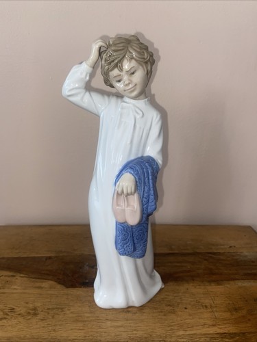 Boy with slippers - with, nao