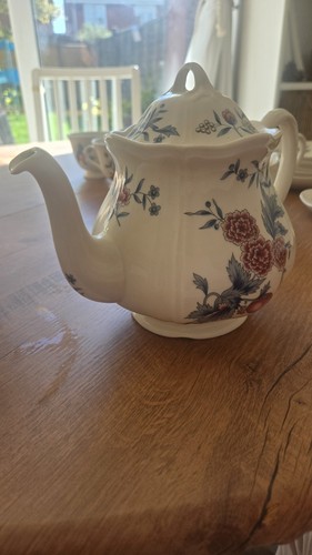 Wedgwood potpourri teapot with - potpourri,
