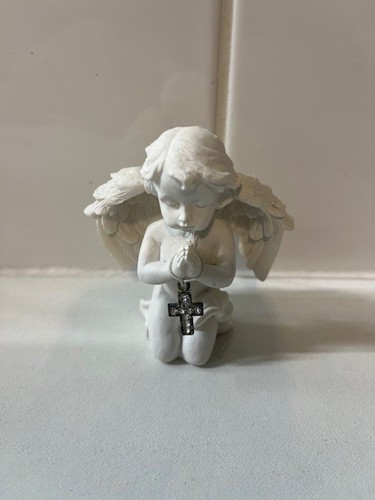 Resin kneeling praying cherub - kneeling,