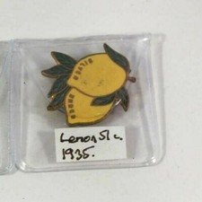 RARE 1950s ROBERTSONS SILVER SHRED LEMON FRUIT RARE MILLER? PIN BADGE