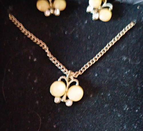 Gold tone cream necklace - gold,