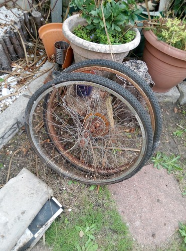 Old bike wheels rusty but - -,
