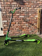 Sporter Wiggle Flicker Scissors Push Scooter in green.