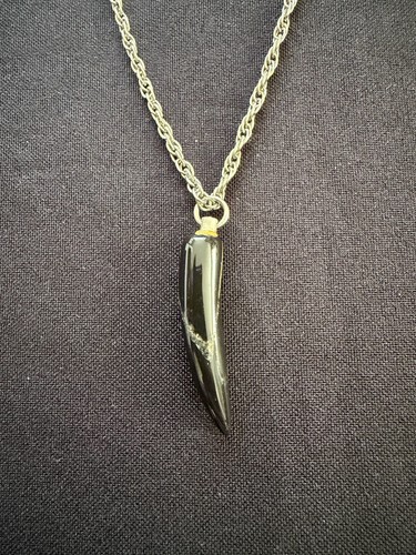 Black agate carved horn - black,
