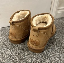 Logo Mini Boots Size 40/7 Dh