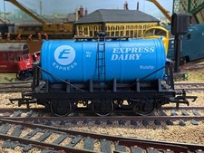 Dapol OO Gauge B667 Express Dairy 6 Wheel Milk Tanker
