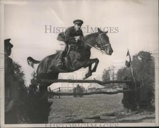 1935 Press Photo Frank Henery