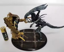 Queen Alien Vs Loading Robot