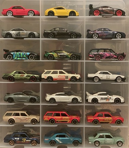 Lot 64 hot wheels - of, 21