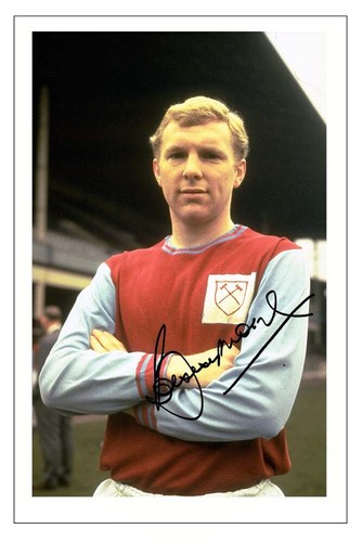 Bobby moore signed autograph - moore,