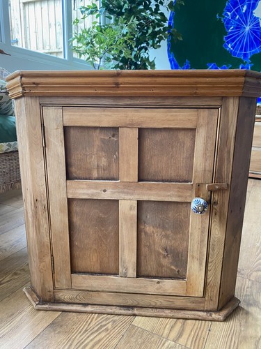 Corner wall cupboard - corner,