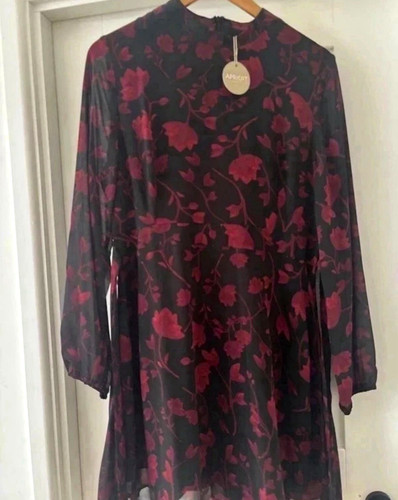 Apricot black red floral - red, tea