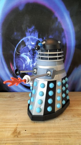 Who flame thrower saucer - dr,