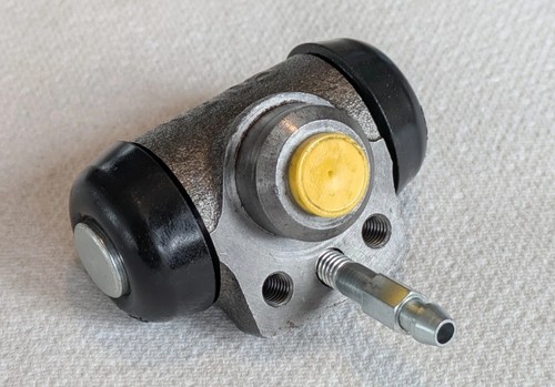 Rear wheel brake cylinders - x,